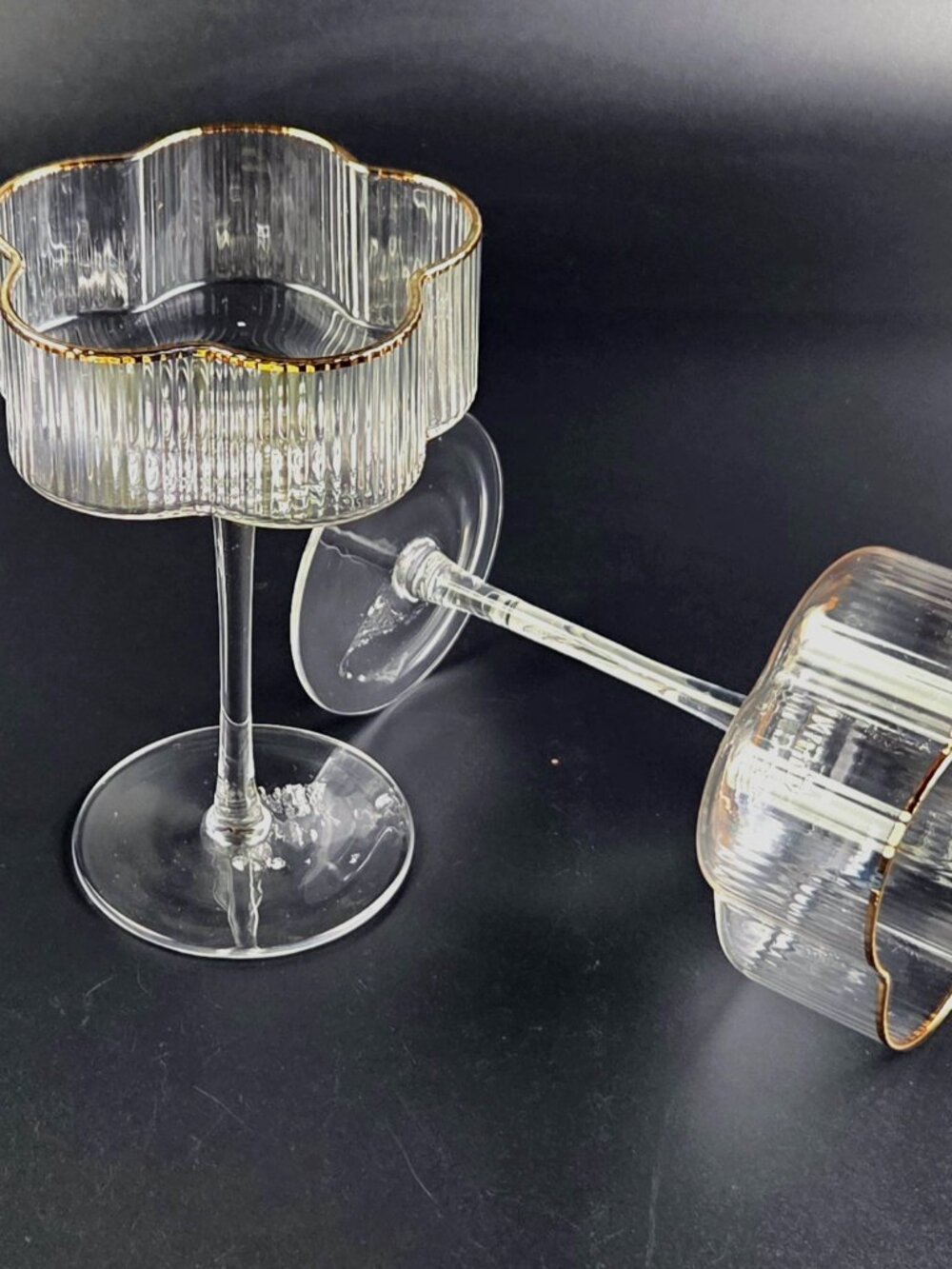 Vintage Flower-Shaped Wine Glasses with Gold Rim – Set of 2